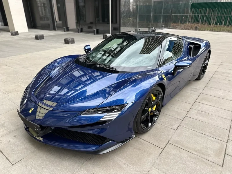 Ferrari sf90 stradale trên đường phố thu hút mọi ánh nhìn