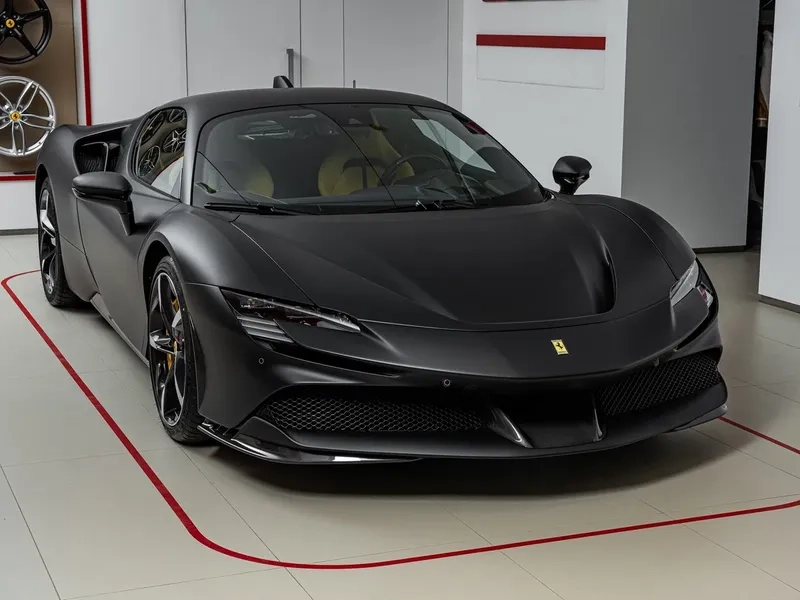 Ferrari sf90 stradale đậu bên siêu xe khác gây ấn tượng