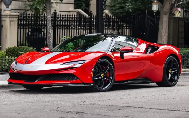 Ferrari sf90 stradale với biển số nổi bật trên phố