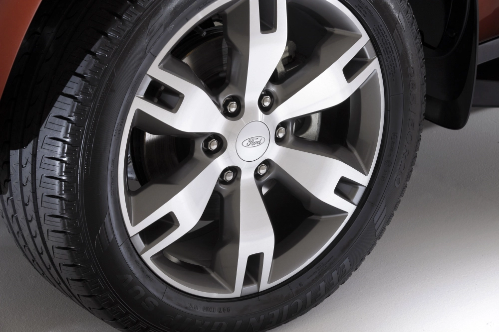 Cận cảnh Ford Everest độ mâm 6 chấu kép màu bạc cứng cáp