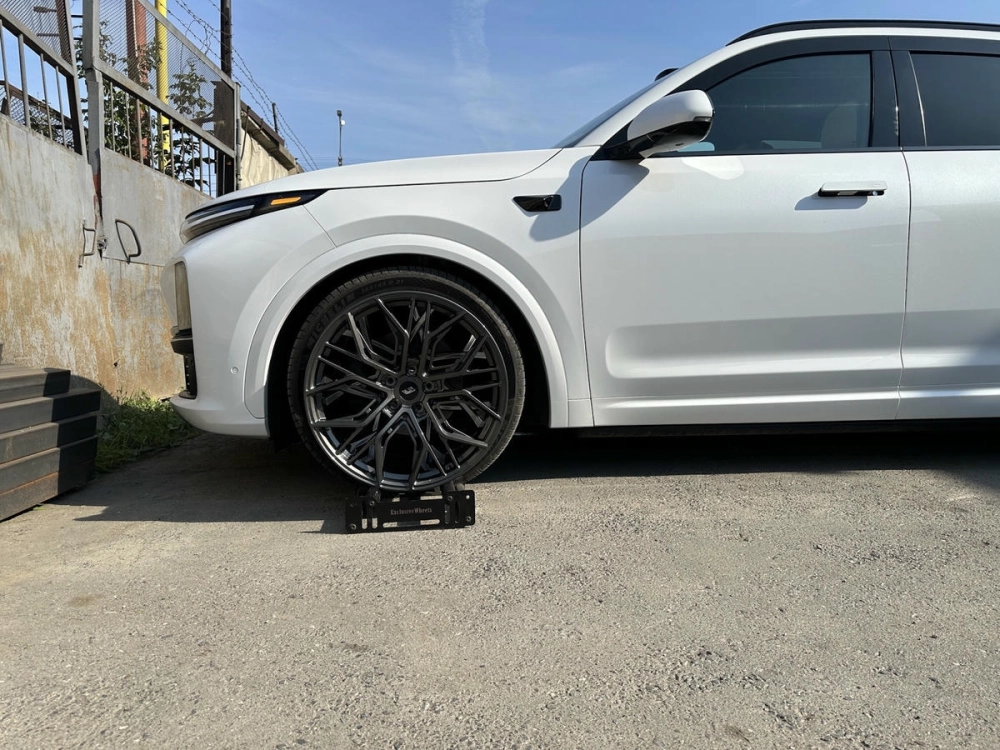 Ford Everest độ mâm màu xám khói thiết kế lưới nhện thể thaoFord Everest độ mâm kiểu Mansory đa chấu phay bóng sang trọng