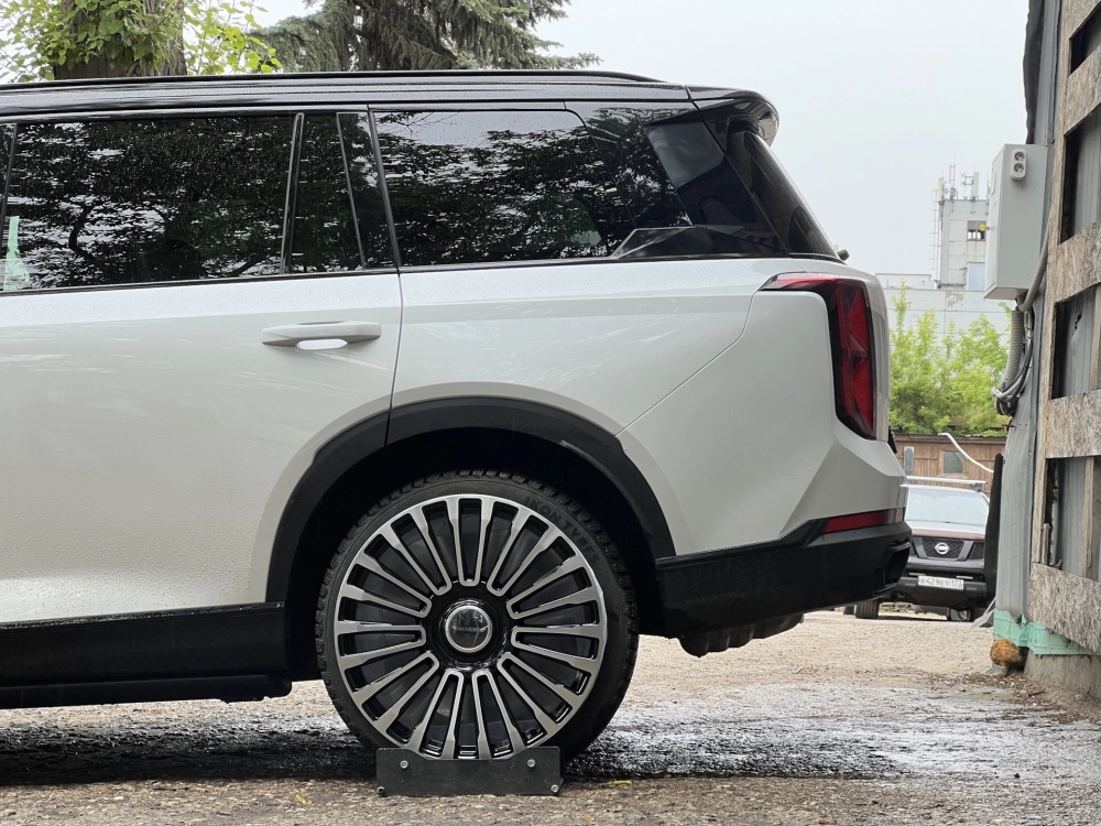 Ford Everest độ mâm kiểu Mansory đa chấu phay bóng sang trọng