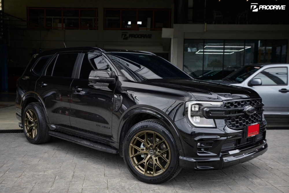 Xe Ford Everest độ mâm màu đồng đa chấu thể thao cực bắt mắt