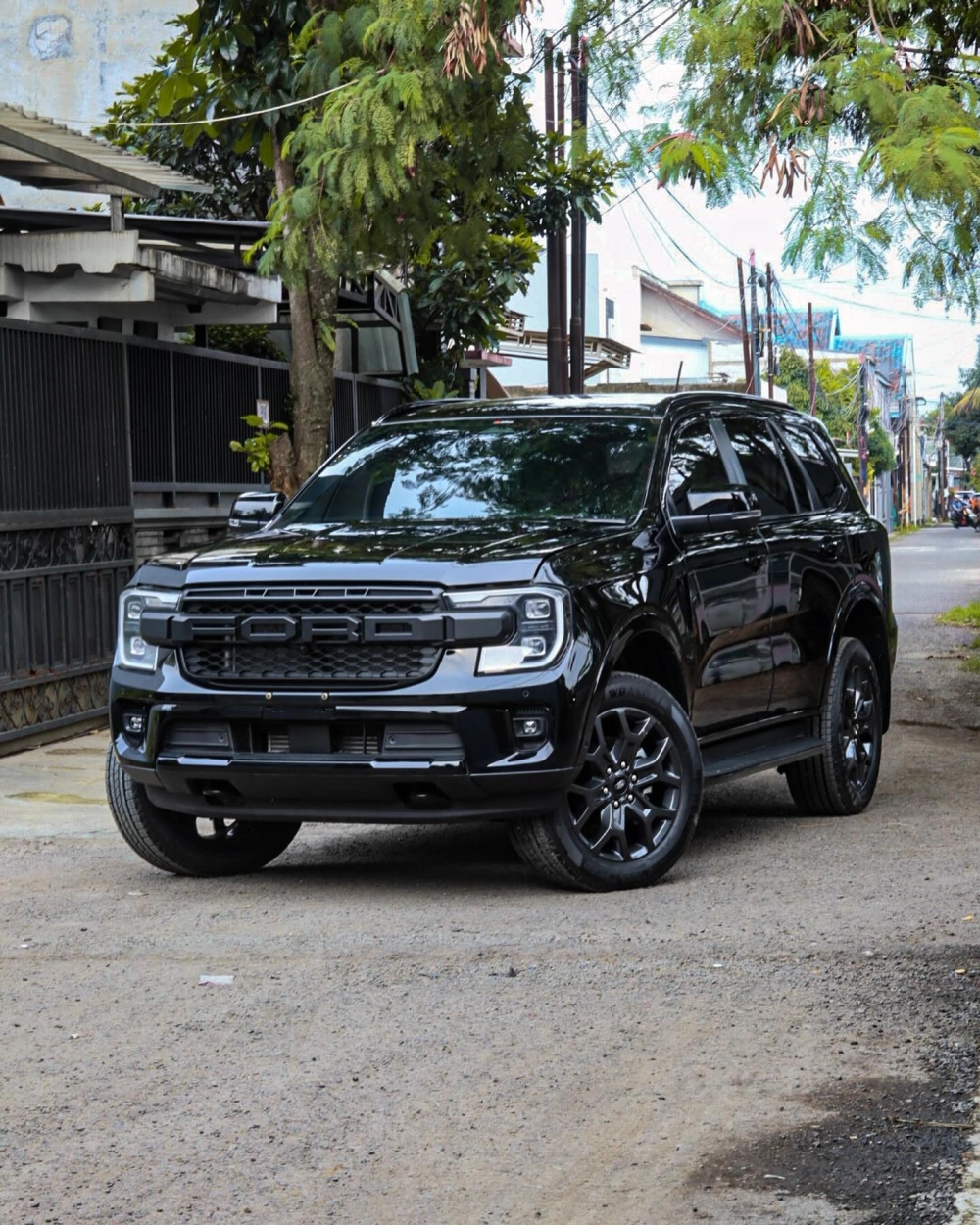 Mẫu xe Ford Everest độ mâm sơn tối màu thể thao đầy cuốn hút
