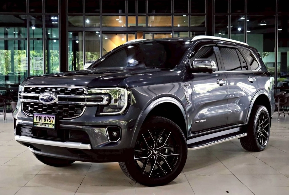 Ford Everest độ mâm phay xước hai màu đen bạc rất thời thượng