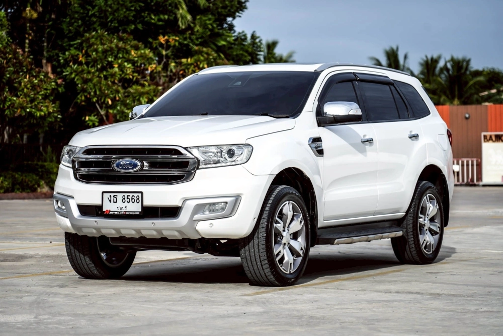 Xe Ford Everest màu trắng độ mâm đúc 6 chấu kép nhìn cứng cáp