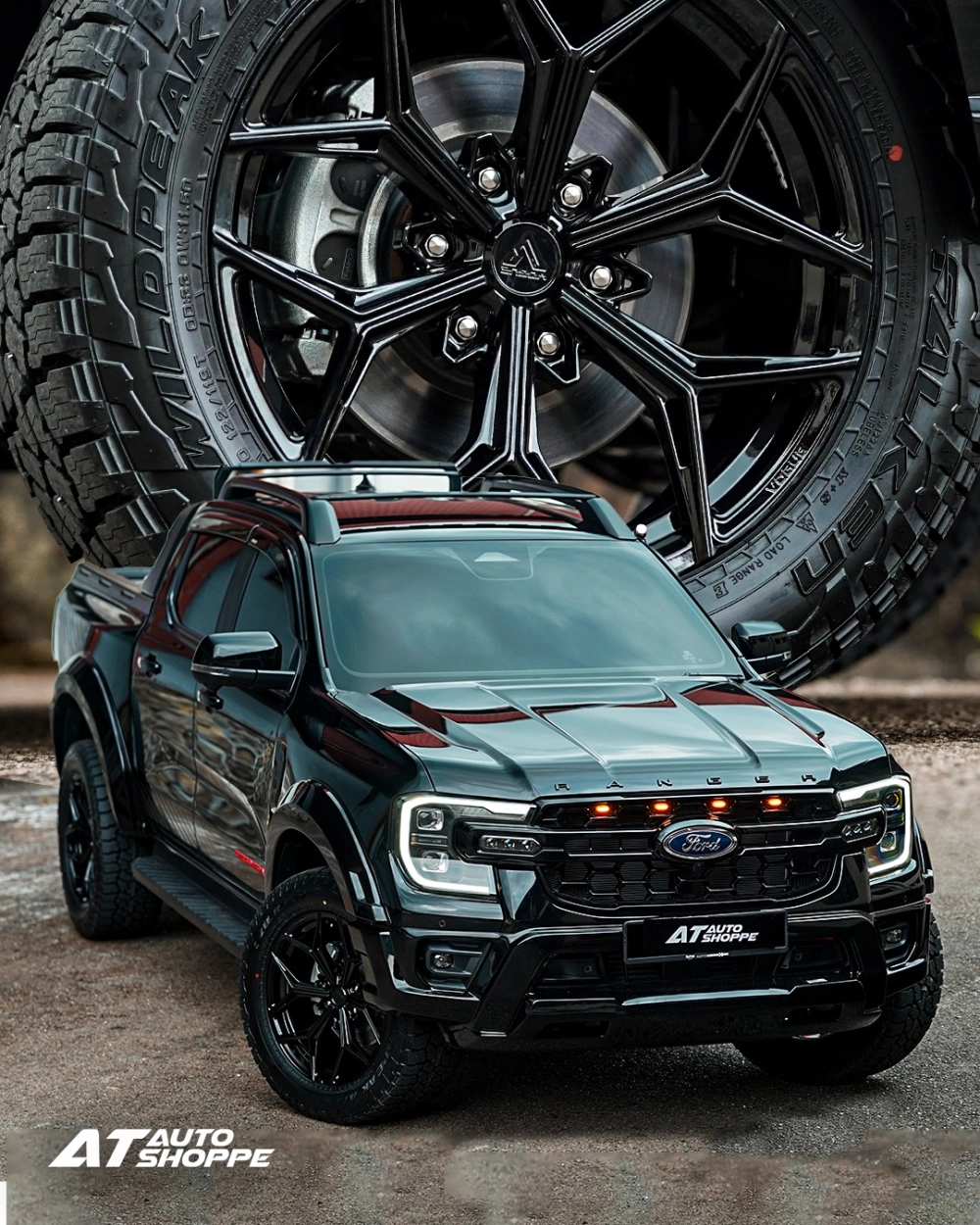 Ford Ranger độ mâm màu bạc phong cách Offroad hầm hố bụi bặm