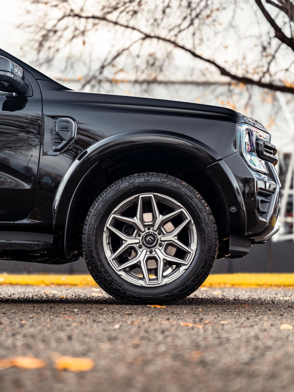 Ford Ranger độ mâm màu đồng lưới phức tạp trên xe màu cam đẹp