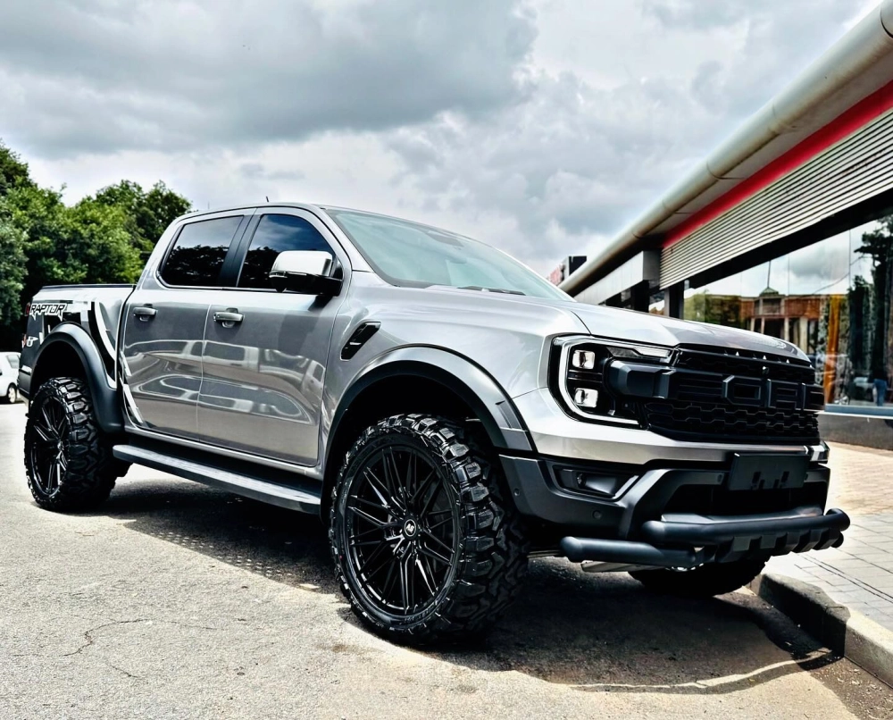 Mẫu Ford Ranger độ mâm màu đen nhám 6 chấu đơn giản mà uy lực