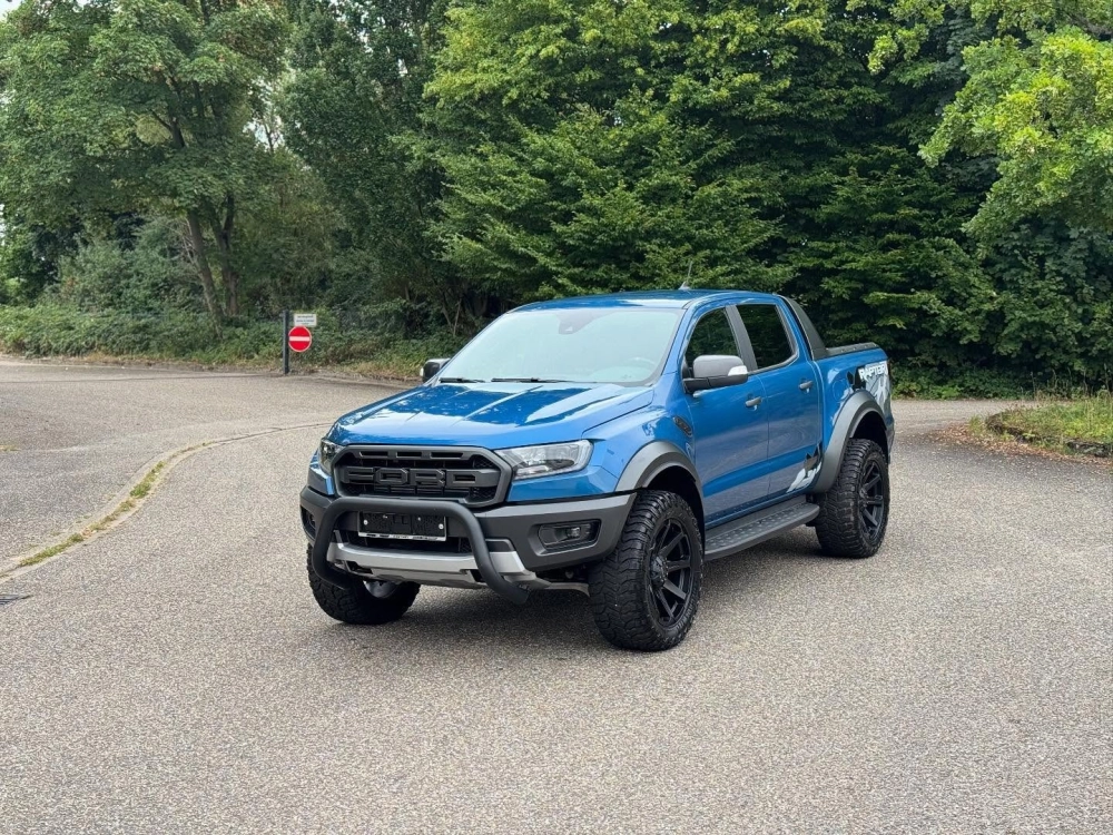 Bán tải Ford Ranger độ mâm đa chấu kích thước lớn màu đen thể thao