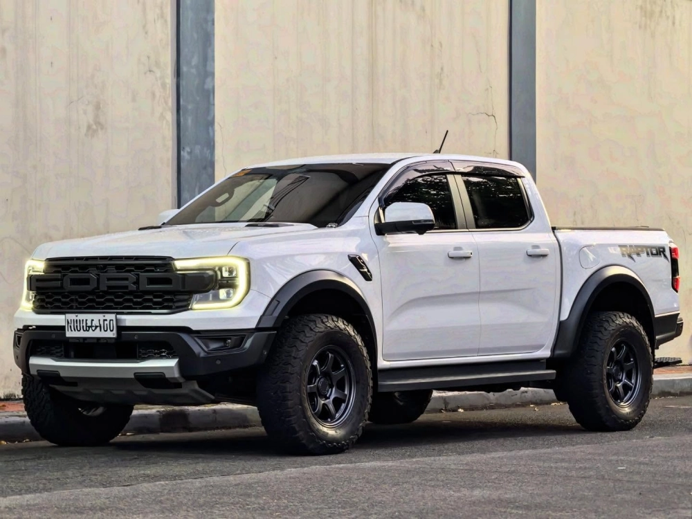 Bán tải Ford Ranger độ mâm phay xước 2 màu thiết kế rất khỏe khoắn