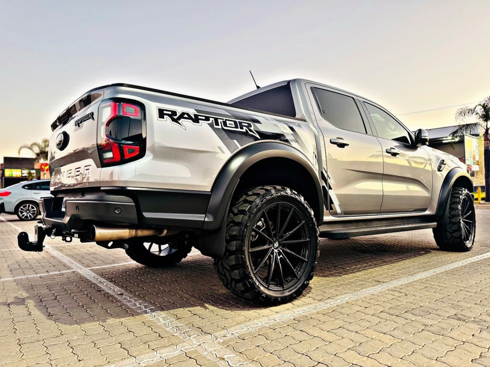 Ford Ranger độ mâm lưới nhện màu đen bóng thiết kế đầy phá cách