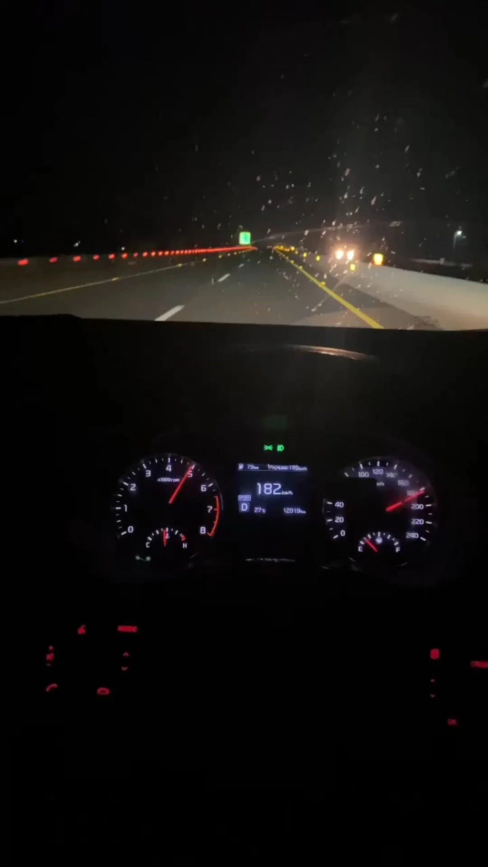 Trang trí sống động với hình nền đồng hồ xe