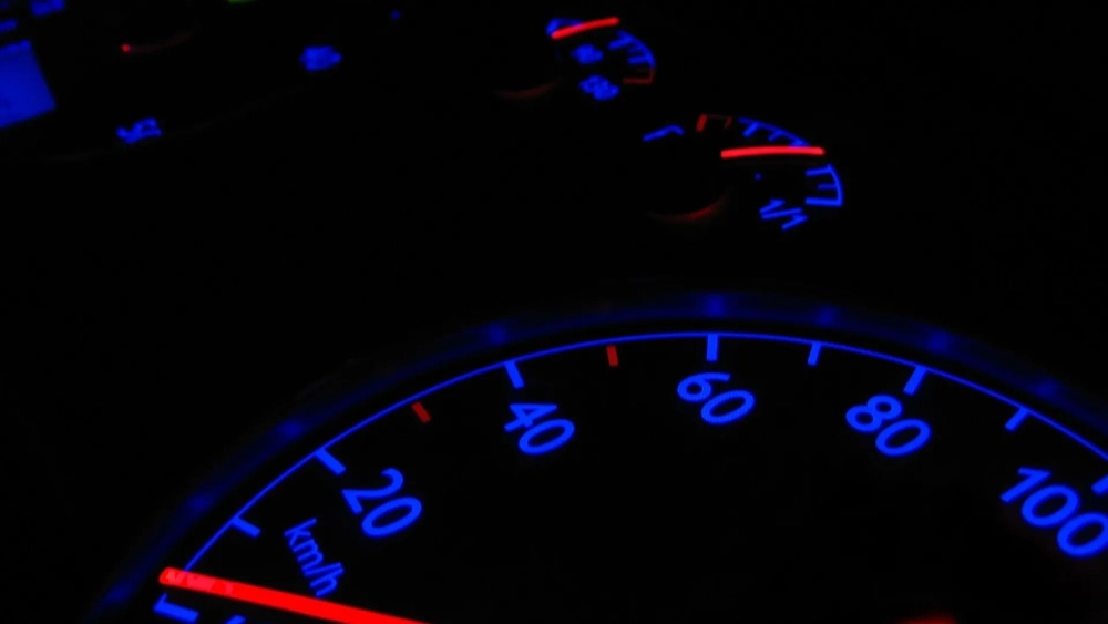 Trải nghiệm tốc độ xe đua với hình nền công tơ mét xe đua