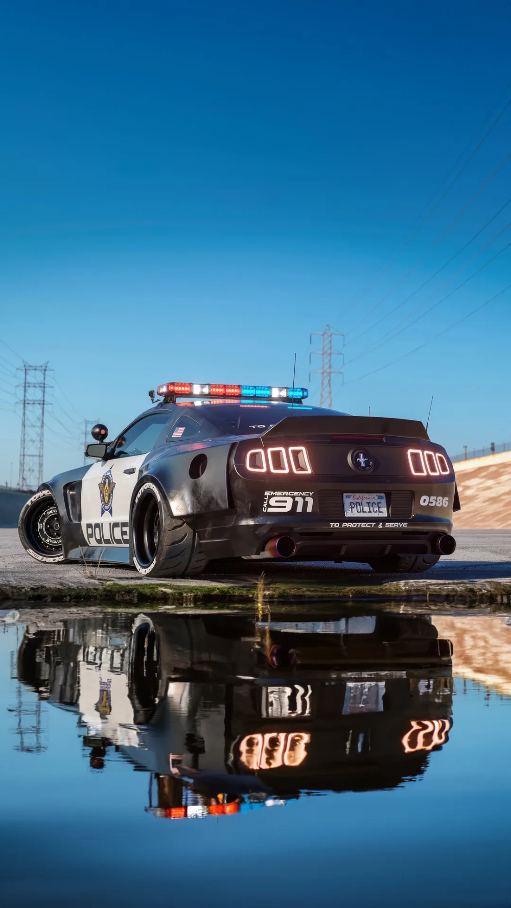 Thể hiện phong cách riêng với hình nền xe cảnh sát phong cách