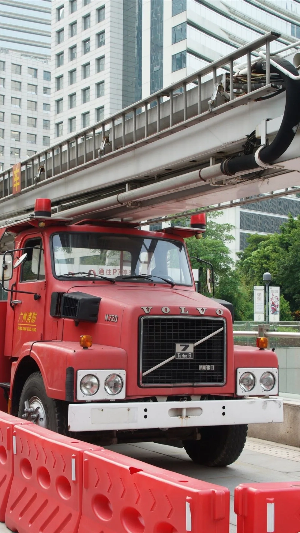 Tận hưởng hình nền xe cứu hỏa cho điện thoại phong cách