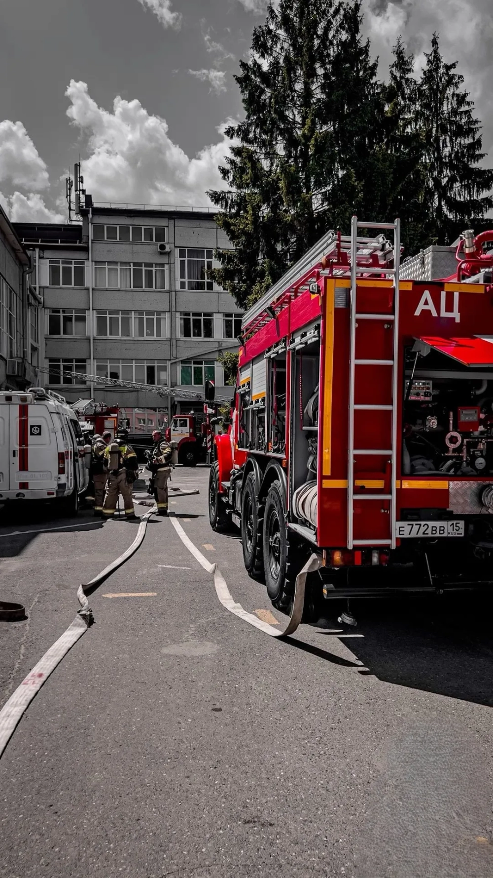 Tăng cá tính với hình nền xe cứu hỏa ngầu nổi bật