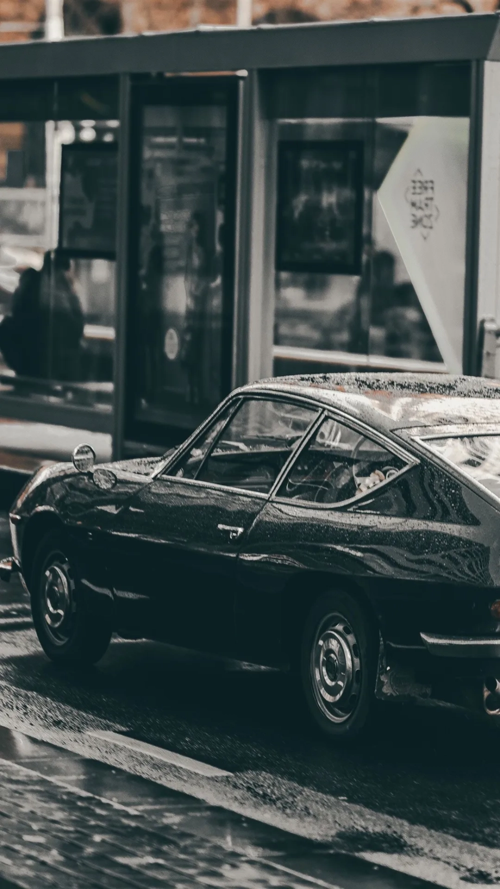 Ngắm ngay hình nền xe dưới mưa đẹp sống động trên màn hình