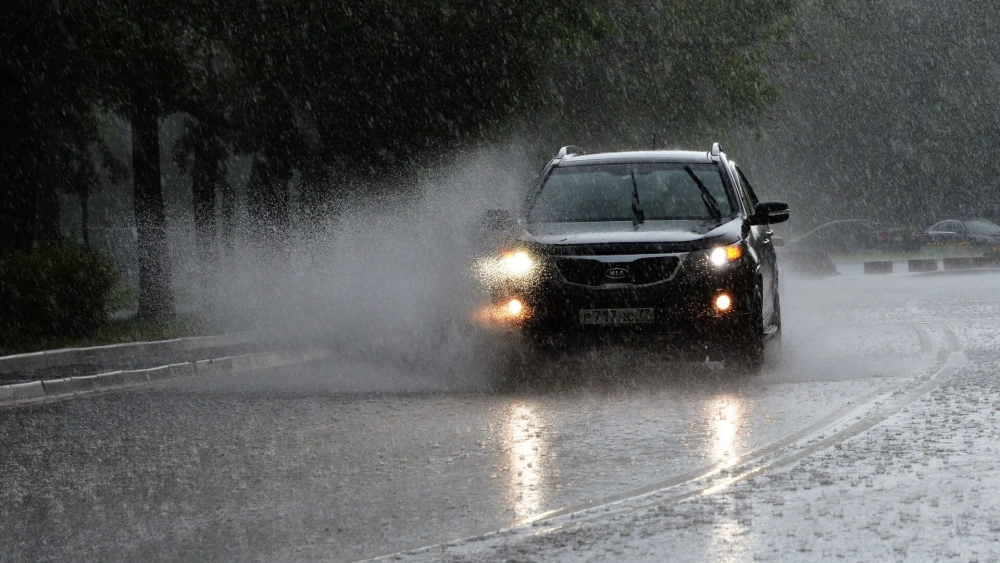 Cảm nhận nỗi buồn với hình nền xe dưới mưa buồn