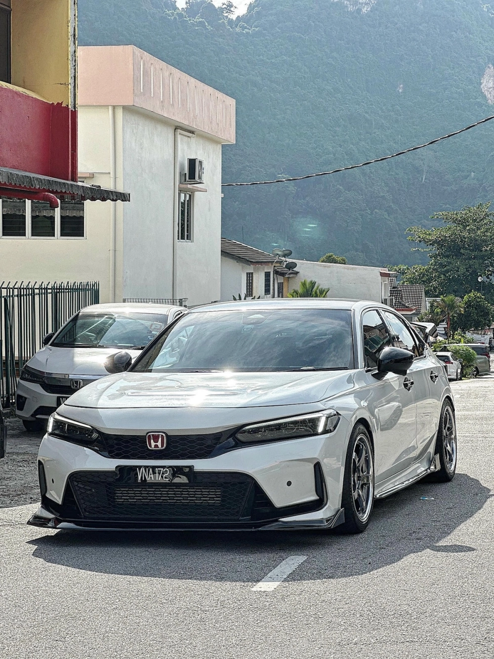 Xe Honda Civic độ mâm đa chấu màu bạc sáng bóng trên phố vắng