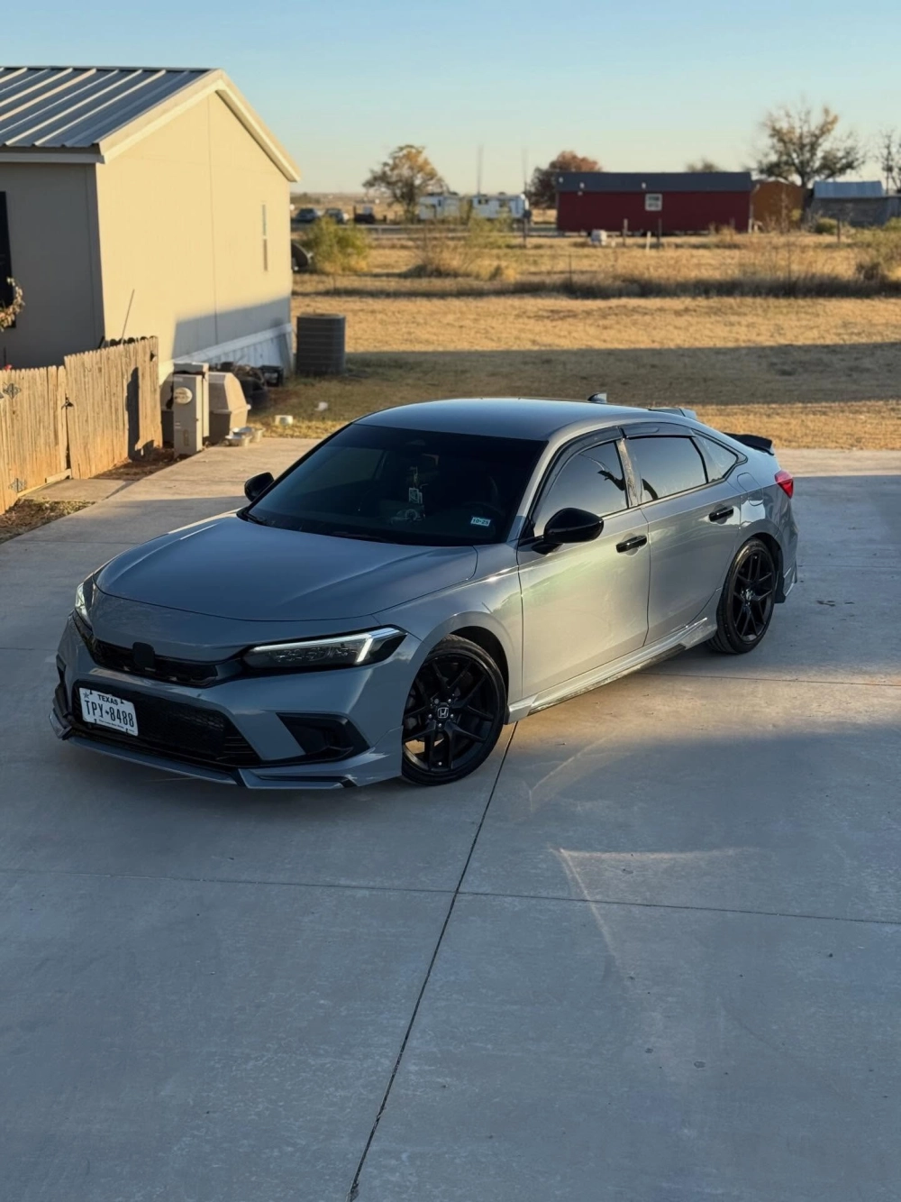 Honda Civic xám xi măng độ mâm đen đa chấu mạnh mẽ cá tính