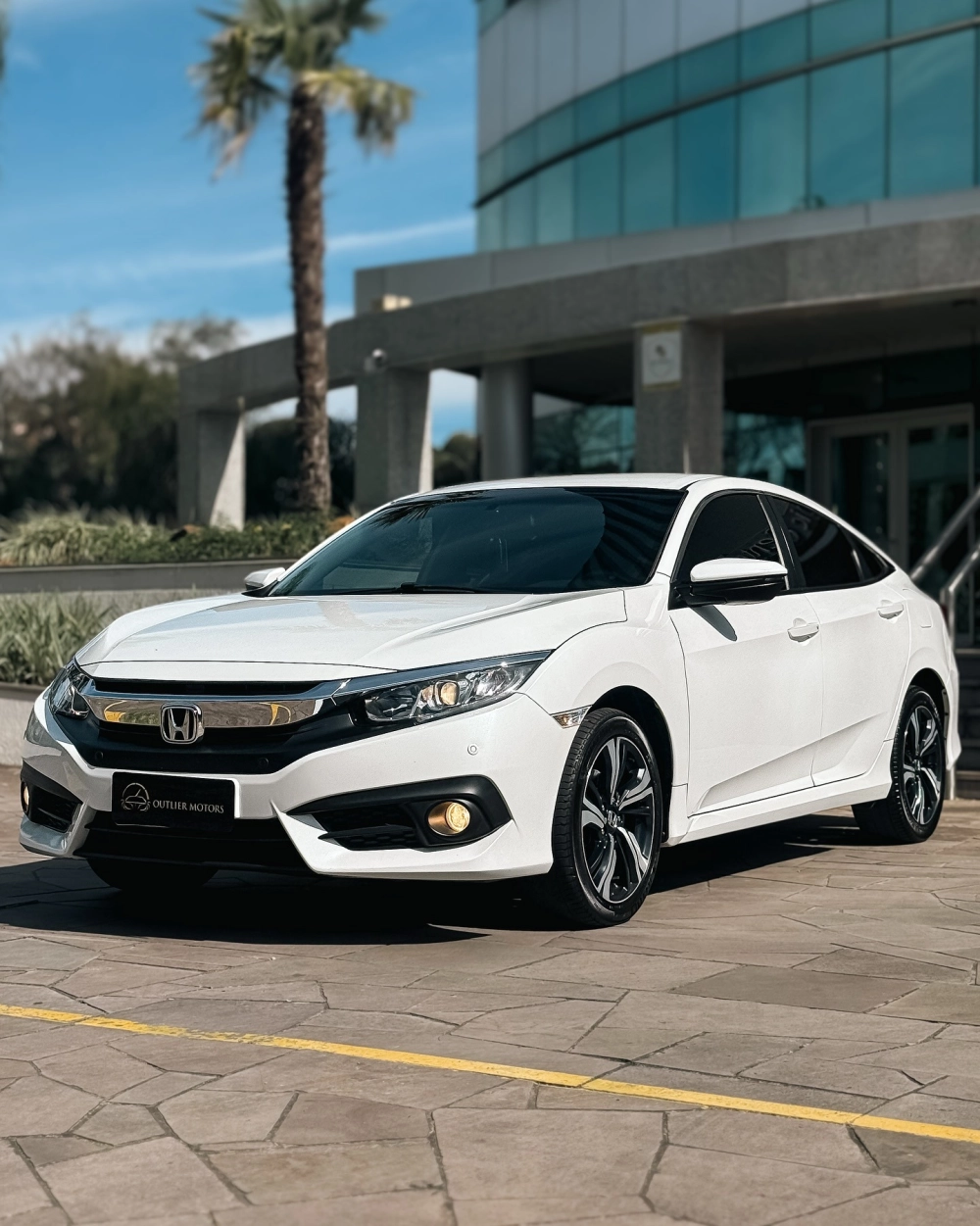 Honda Civic trắng độ mâm phay xước xoáy 5 chấu kép độc lạ