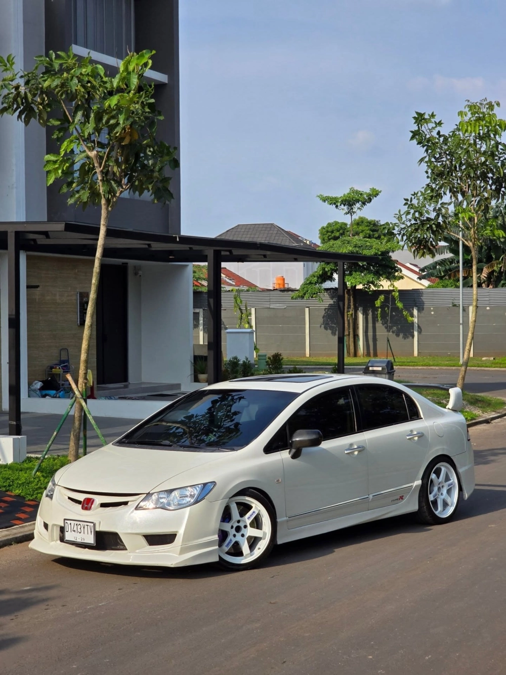 Honda Civic độ mâm trắng tông xuyệt tông phong cách JDM trẻ trung