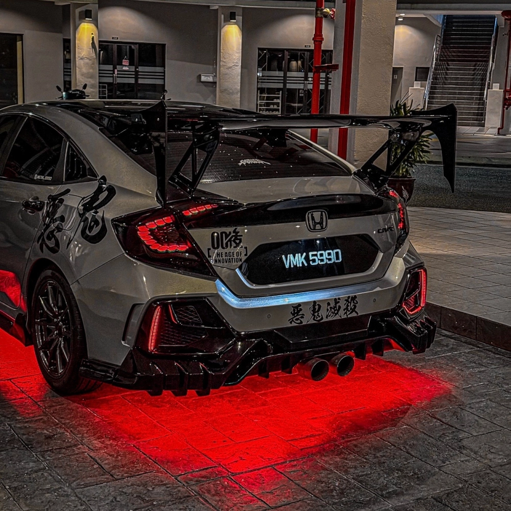 Đuôi xe Honda Civic độ mâm thể thao cùng cánh gió lớn hầm hố