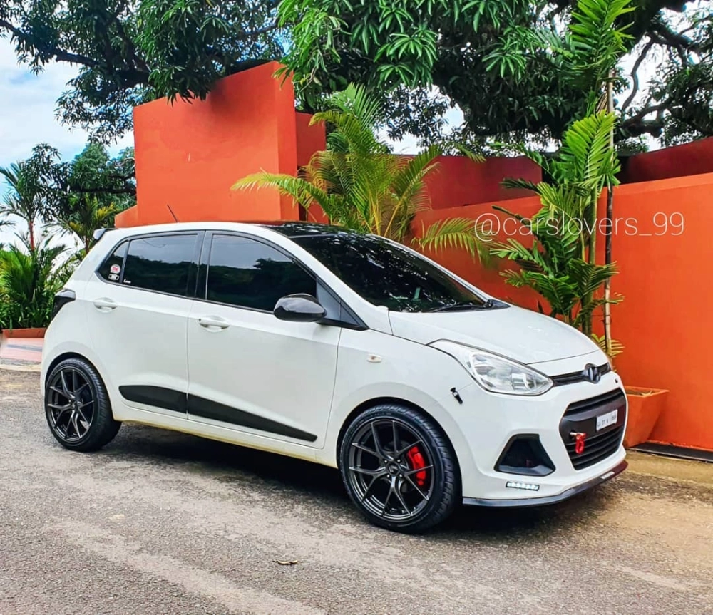 Xe màu trắng i10 độ mâm đa chấu cỡ lớn phong cách đua xe