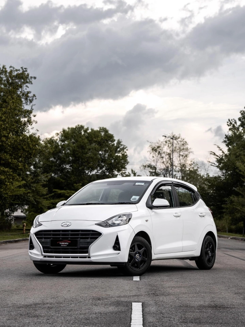 Xe màu trắng i10 độ mâm 5 chấu sơn đen đơn giản mà nổi bật