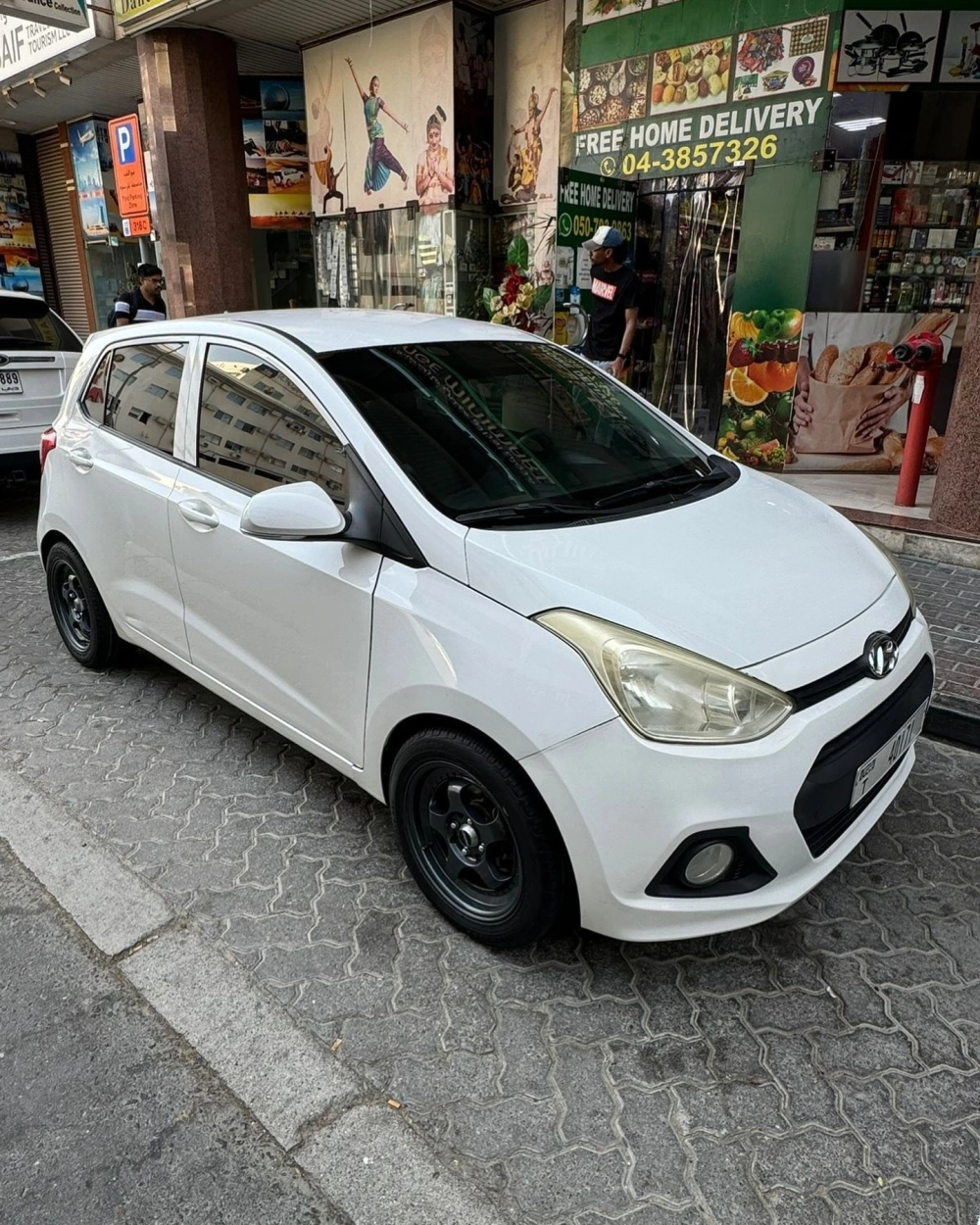 Phong cách i10 độ mâm màu đen thiết kế 5 chấu trông mạnh mẽ