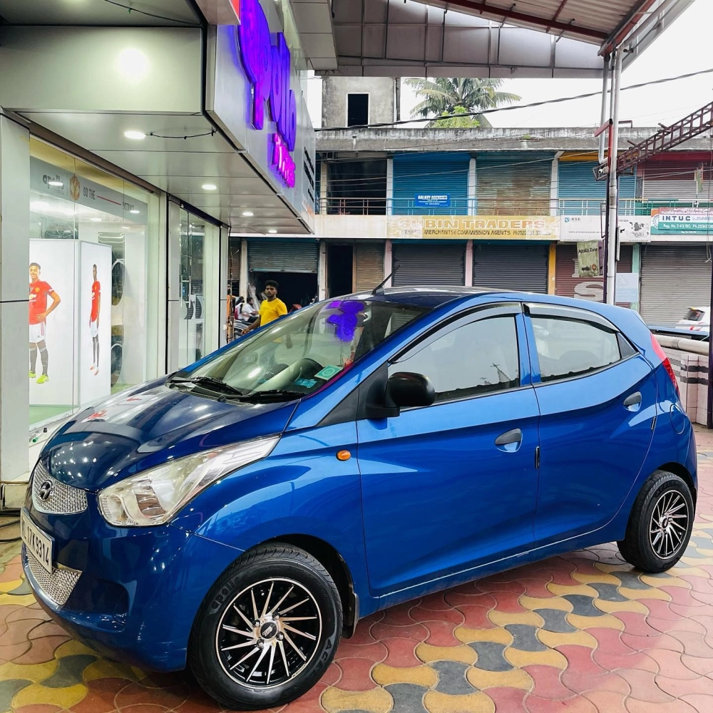 Xe Hyundai i10 màu xanh độ mâm đa chấu phay bóng thể thao