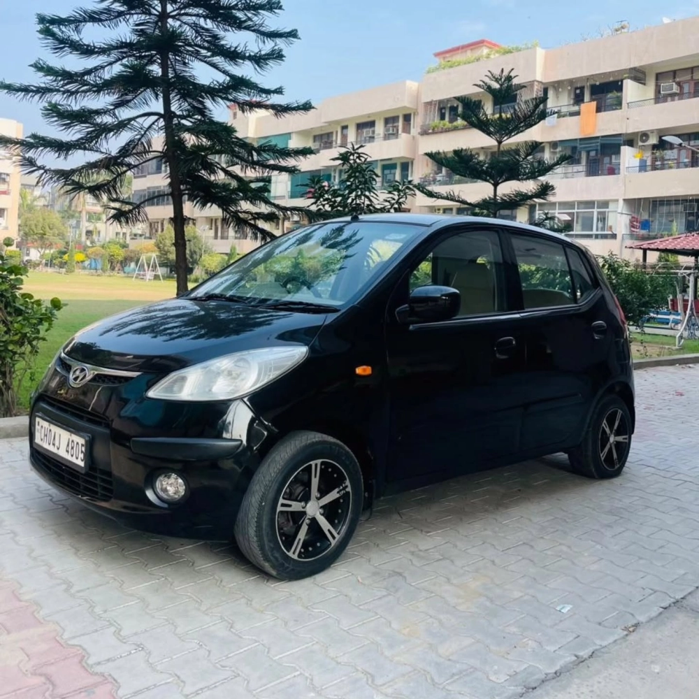 Hyundai i10 màu đen độ mâm 6 chấu đơn giản nhìn rất cứng cáp