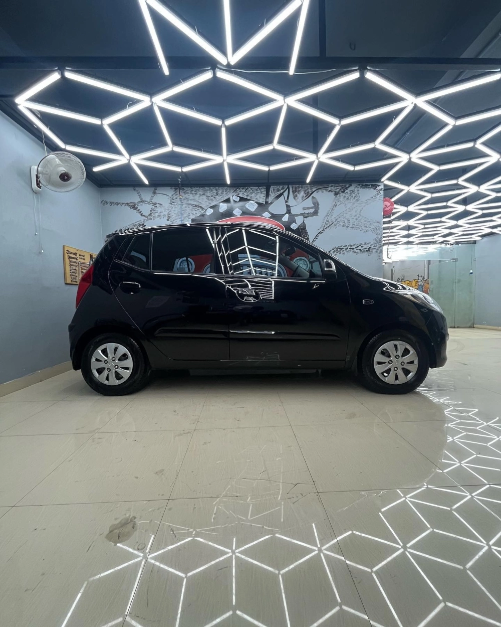 Xe i10 màu đen lắp mâm đúc màu bạc nguyên bản thiết kế 8 chấu