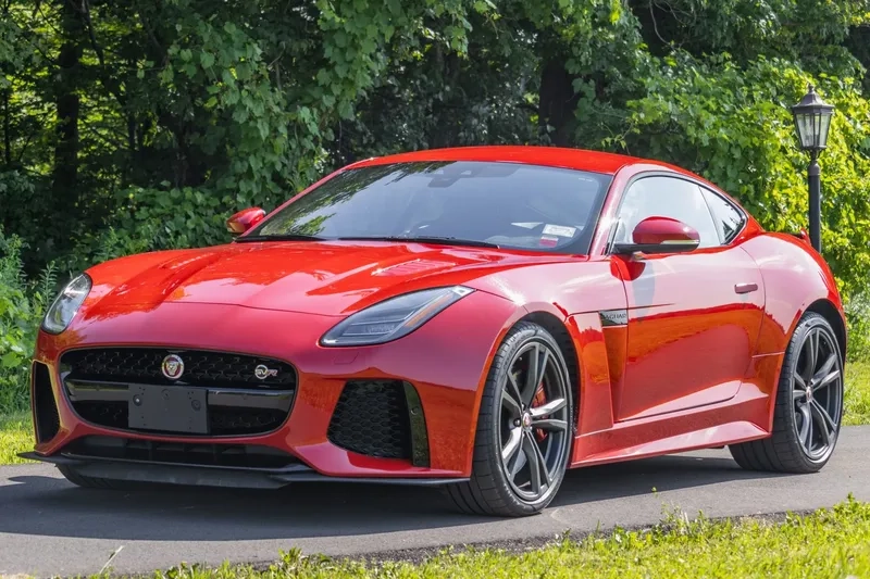 Sử dụng xe jaguar f-type svr làm hình nền phong cách siêu xe