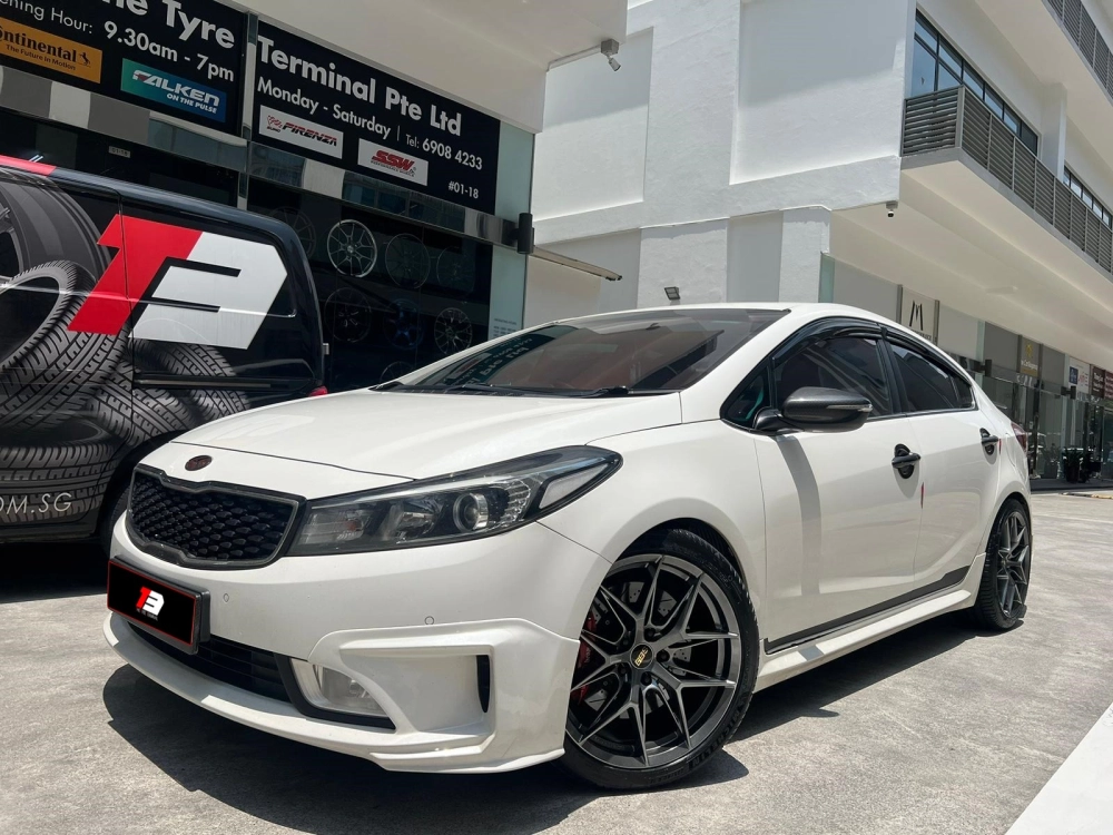 Xe trắng Kia K3 độ mâm lưới kiểu BBS xám khói cực ngầu đẹp