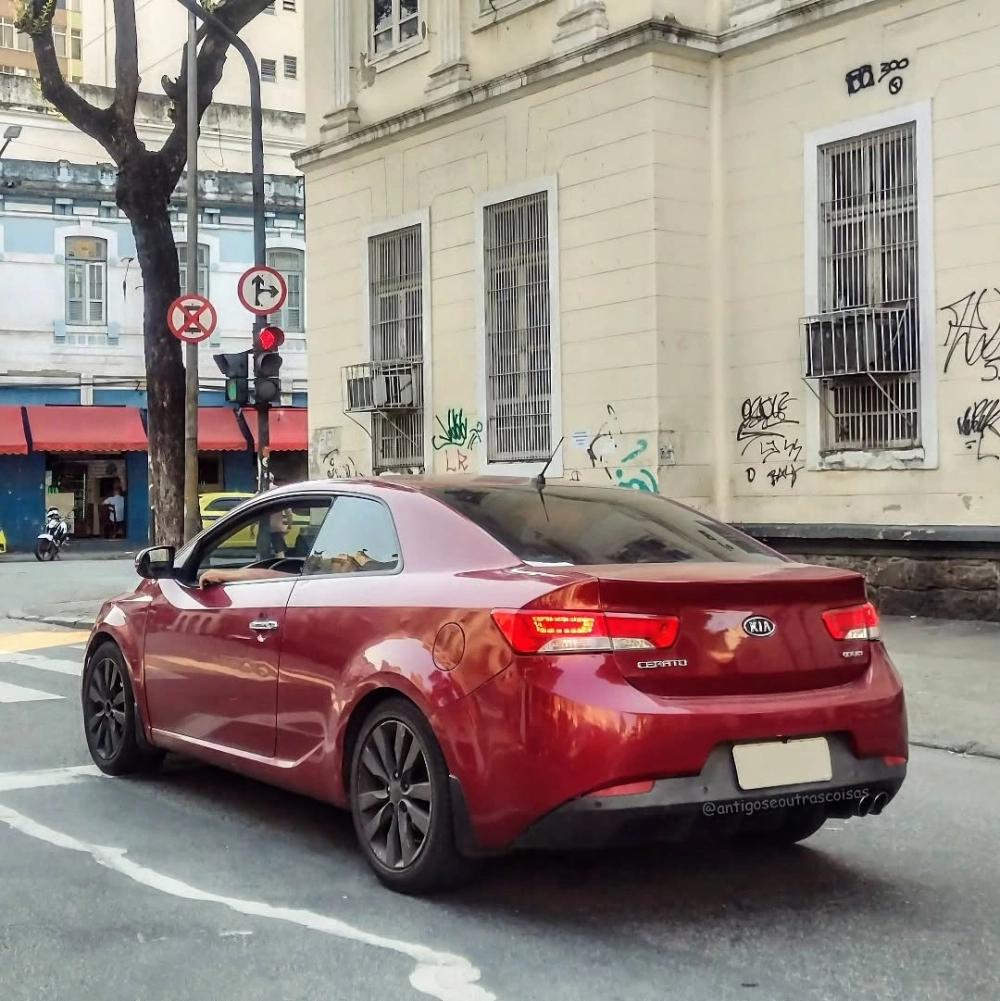 Xe Kia K3 độ mâm đa chấu màu xám khói chạy trên phố hiện đại