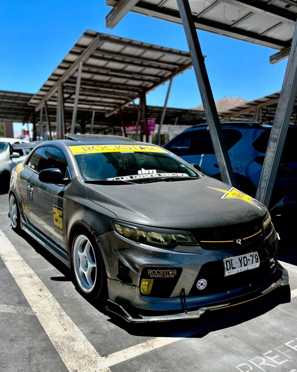 Chiếc Kia K3 độ mâm trắng 5 chấu thể thao cùng nắp capo carbon