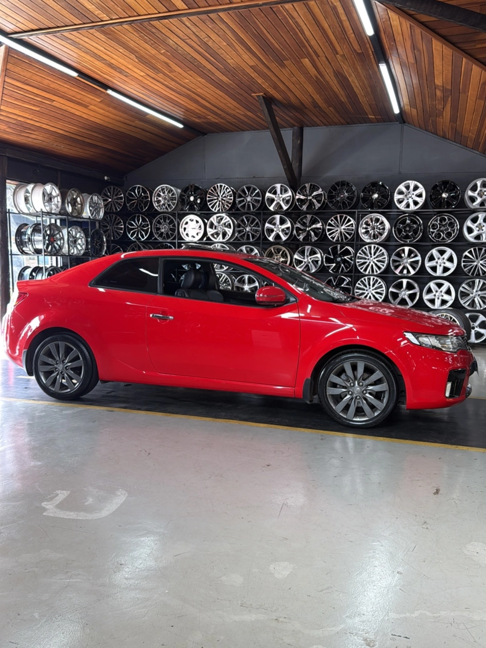 Xe Kia K3 màu đỏ độ mâm đa chấu xám chì mạnh mẽ tại cửa hàng