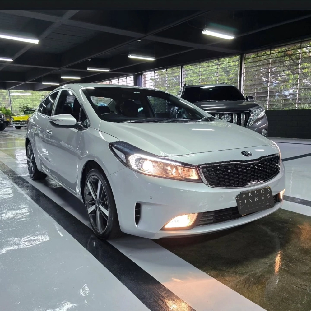 Xe Kia K3 độ mâm 5 chấu đơn giản màu xám tại showroom đẹp