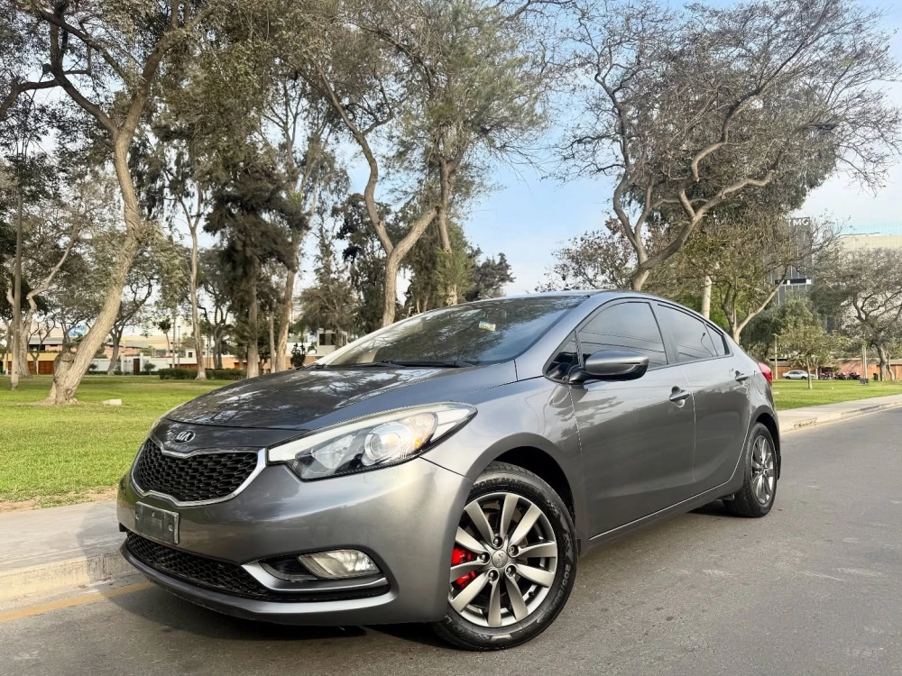 Kia K3 độ mâm màu xám chì đa chấu lộ kẹp phanh đỏ nổi bật