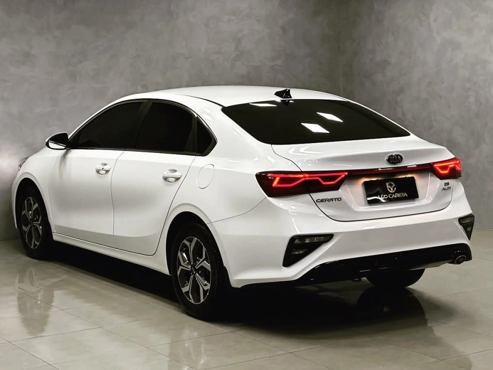 Đuôi xe Kia K3 độ mâm đúc hợp kim thiết kế thể thao trắng