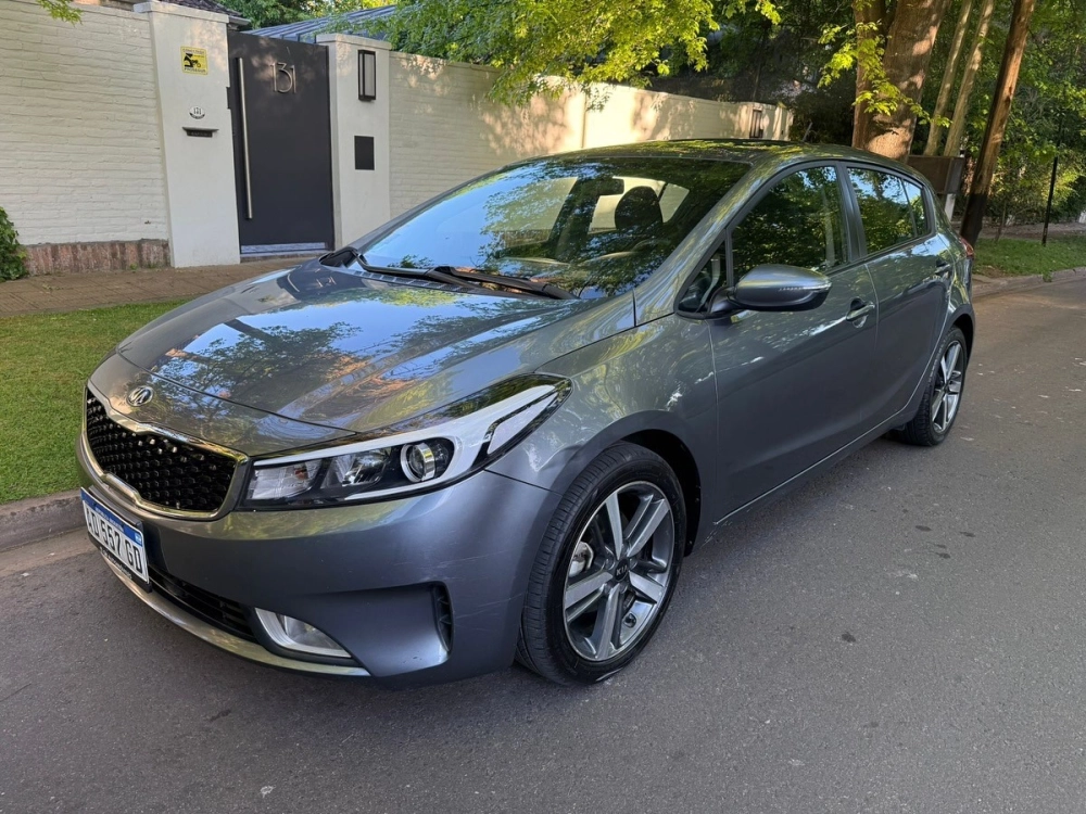 Xe Hatchback Kia K3 độ mâm 5 chấu kép màu xám chì cứng cáp