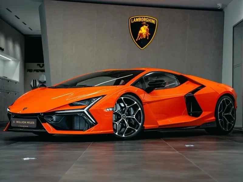 Xe lamborghini trưng bày tại triển lãm thu hút mọi ánh mắt
