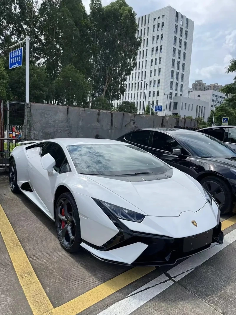 Siêu xe tốc độ không giới hạn Lamborghini Huracán siêu xe