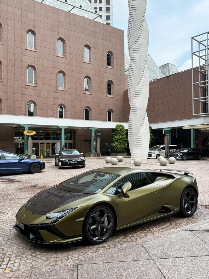 Tốc độ cao chinh phục đường Lamborghini Huracán tốc độ cao