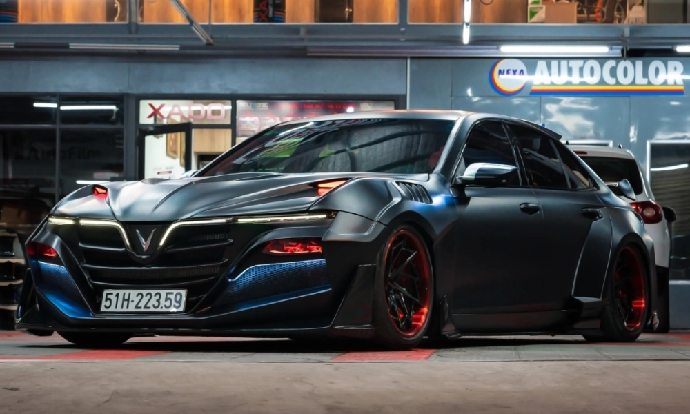 Xe VinFast Lux A độ mâm đen bóng và củ phanh xanh lá nổi bật