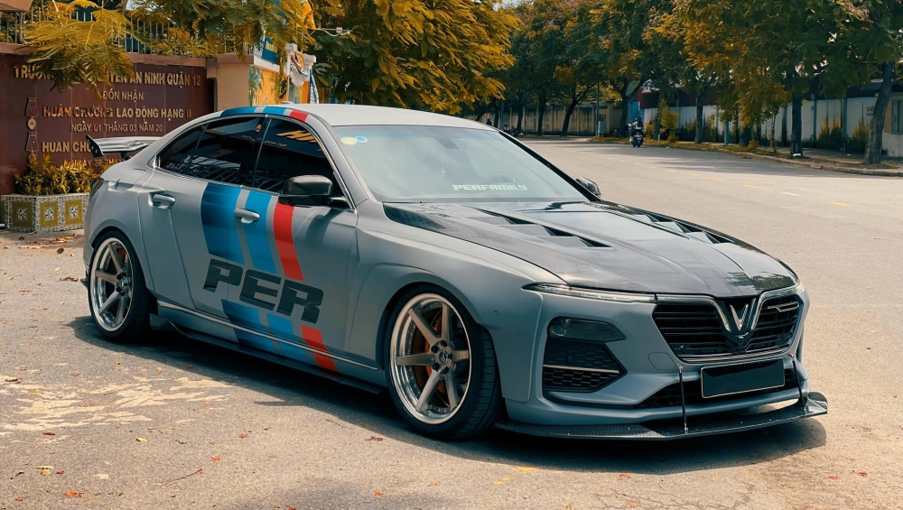 Xe VinFast Lux A độ mâm màu đen thể thao cùng heo dầu đỏ đẹp