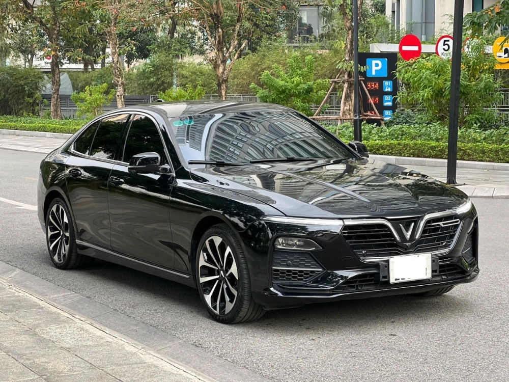 Xe VinFast Lux A độ mâm 15 màu đen thiết kế đa chấu thể thao