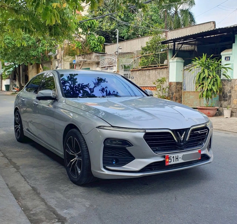 Xe VinFast Lux A độ mâm màu bạc nguyên bản thiết kế lịch lãm